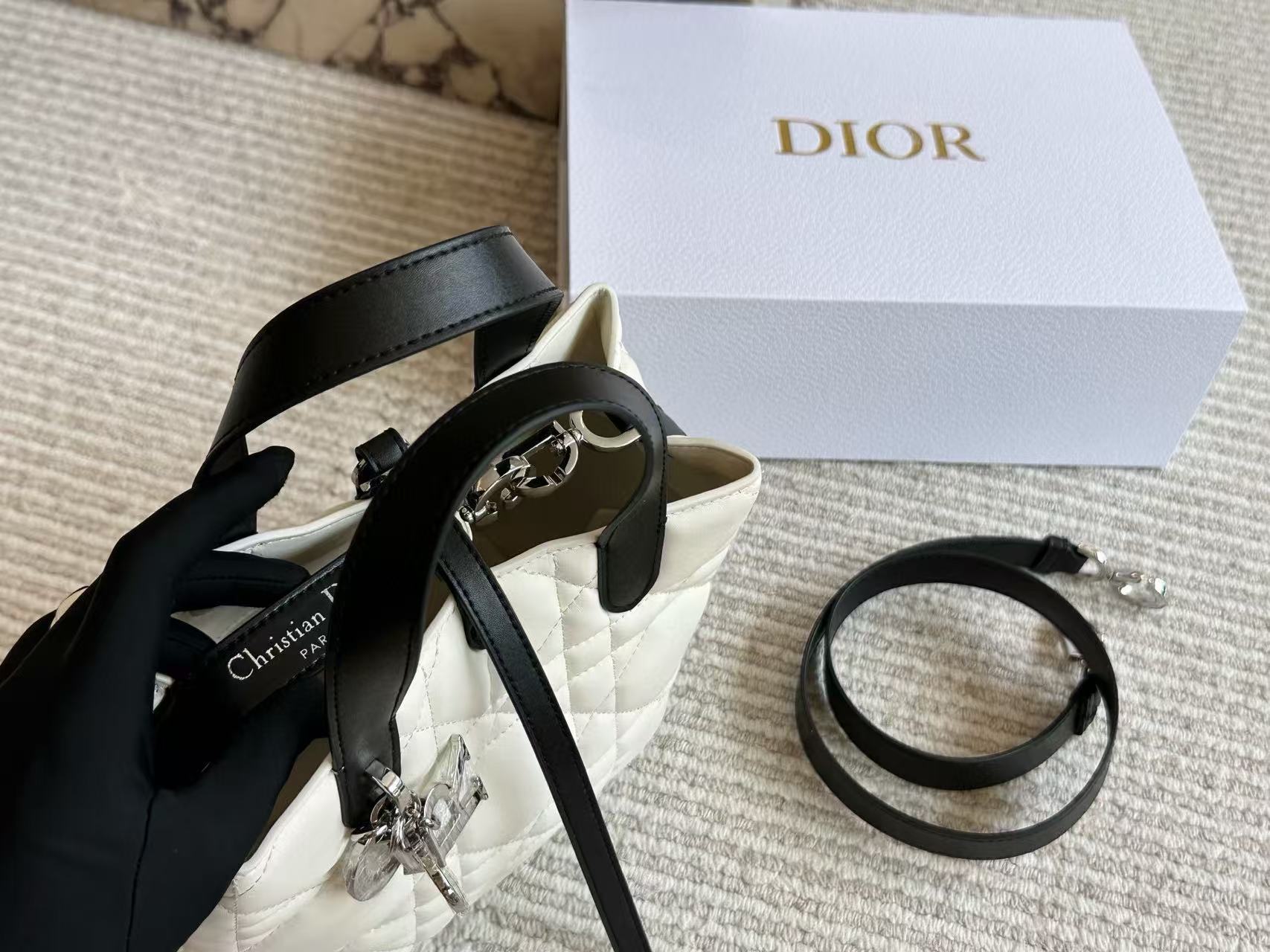 DI0Rのブラック＆ホワイトのカラーブロックハンドバッグ【50％割引+送料無料】