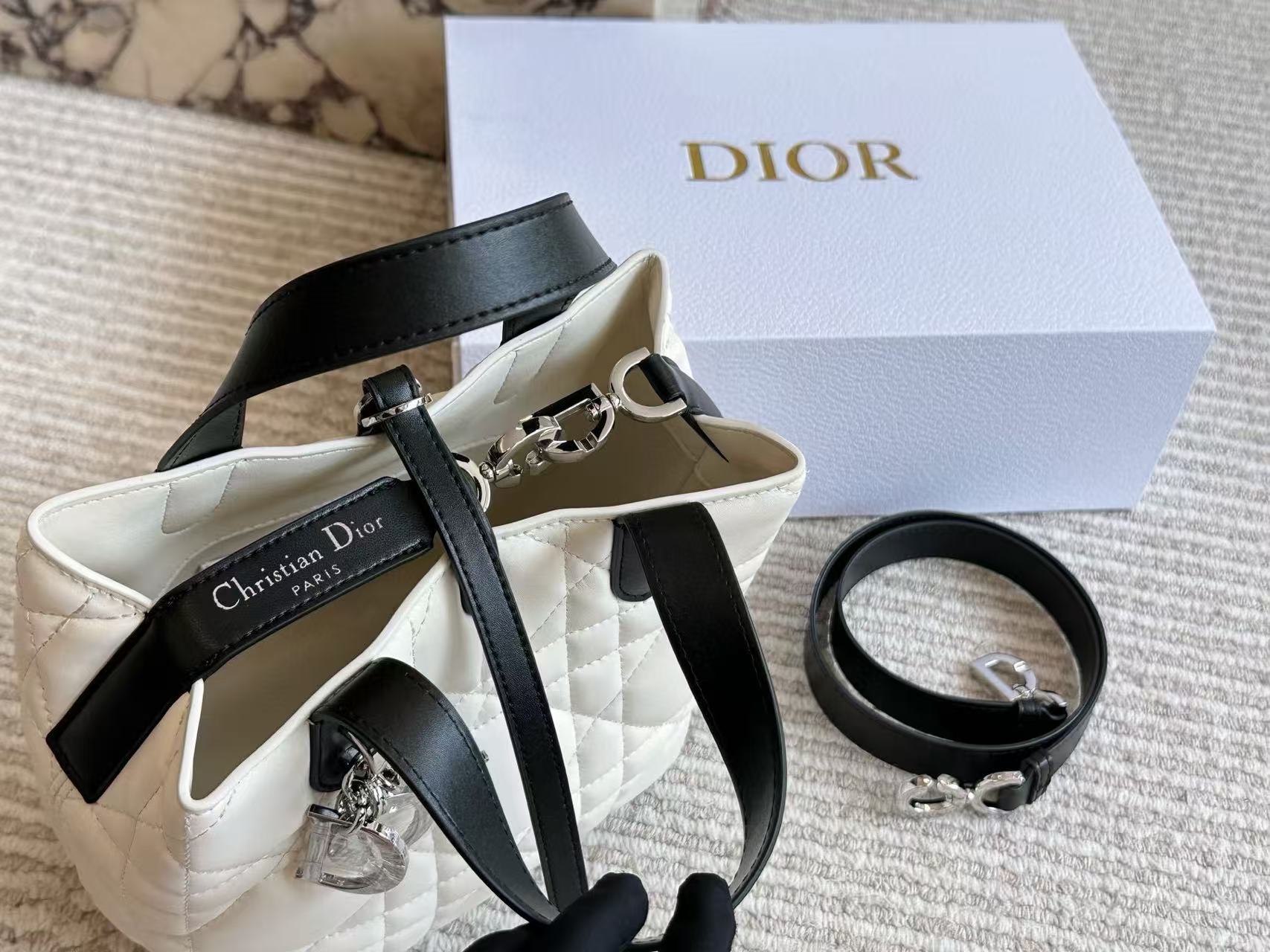 DI0Rのブラック＆ホワイトのカラーブロックハンドバッグ【50％割引+送料無料】