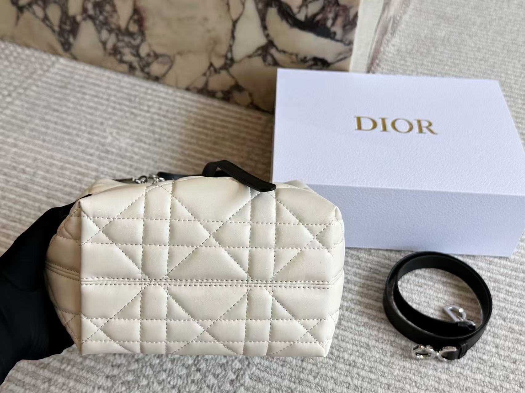 DI0Rのブラック＆ホワイトのカラーブロックハンドバッグ【50％割引+送料無料】