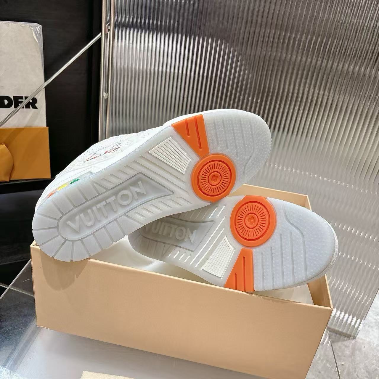 LVの高品質カジュアルシューズ【50％割引+送料無料】