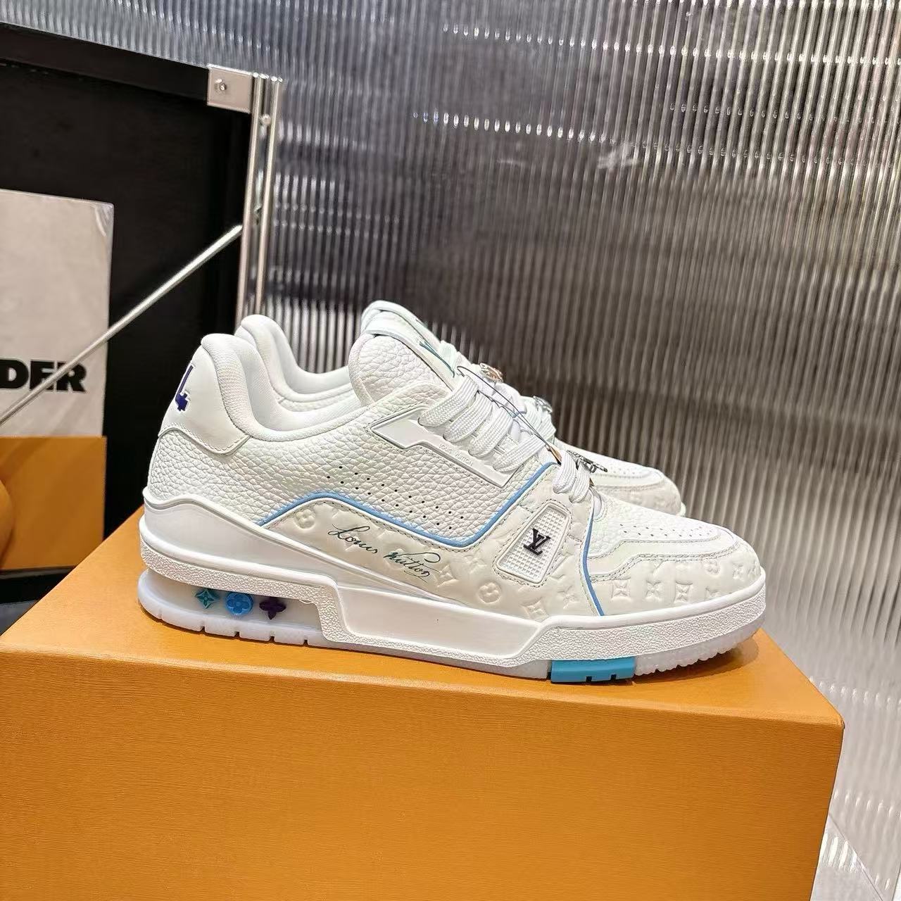 LVの高品質カジュアルシューズ【50％割引+送料無料】