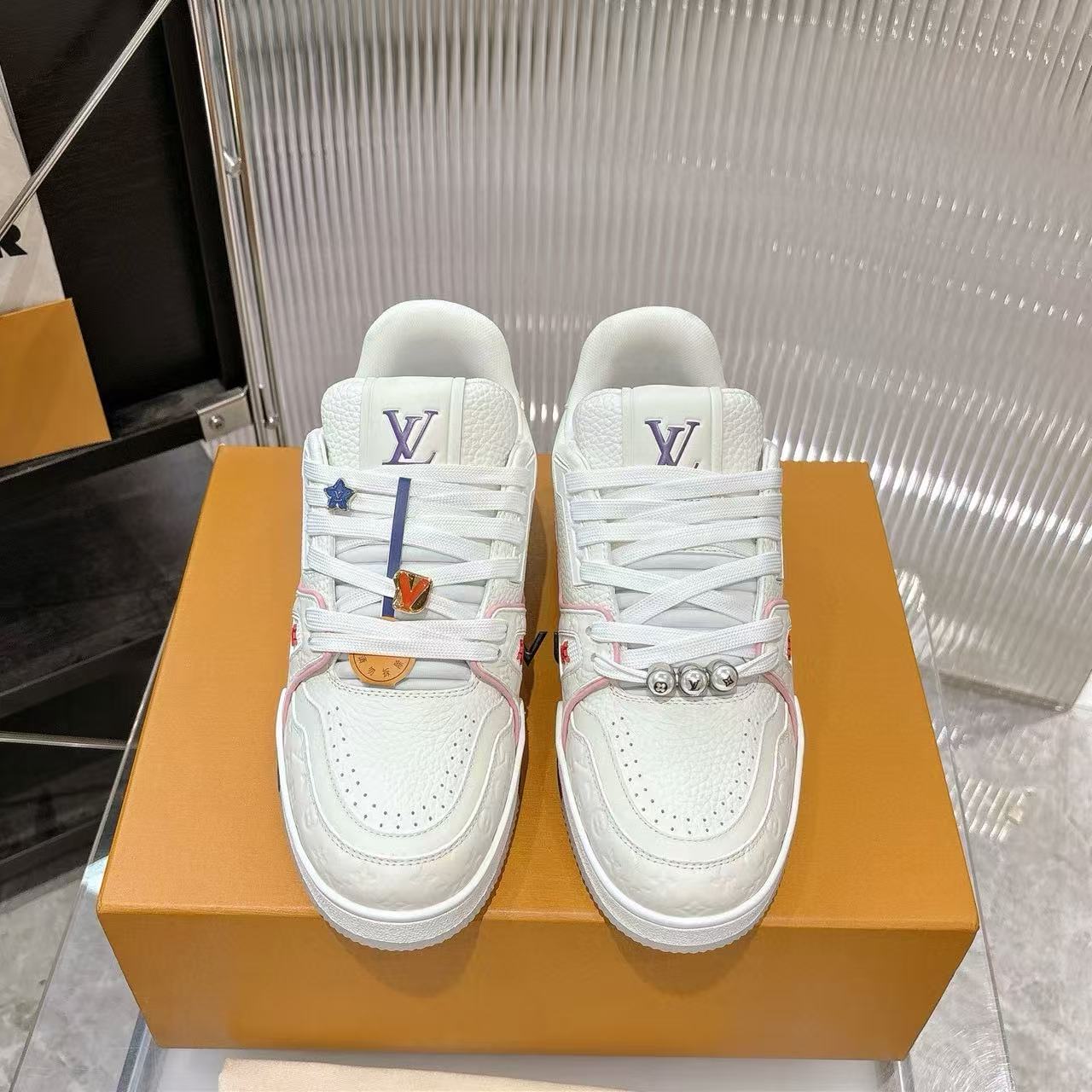 LVの高品質刺繍カジュアルシューズ【50％割引+送料無料】