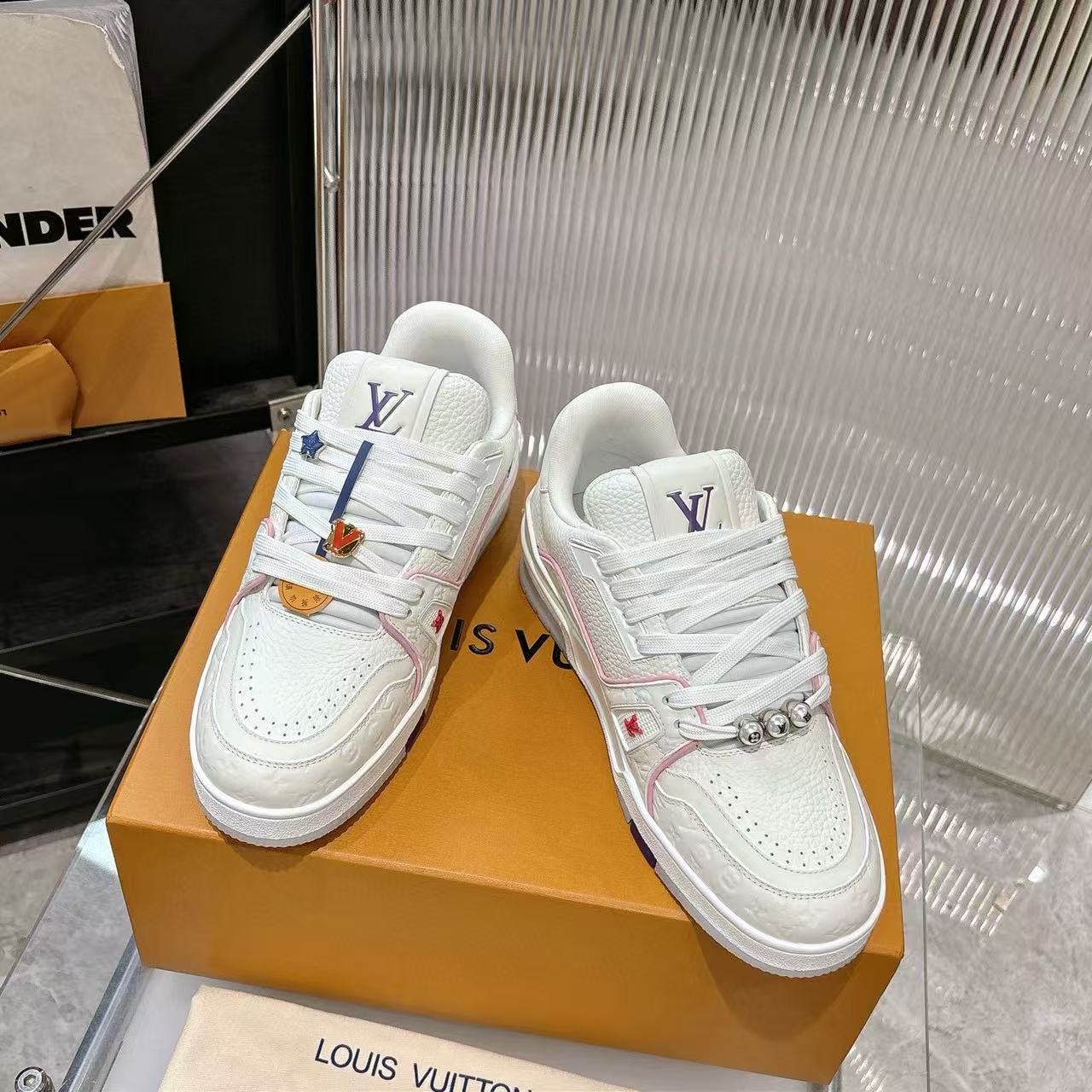 LVの高品質刺繍カジュアルシューズ【50％割引+送料無料】