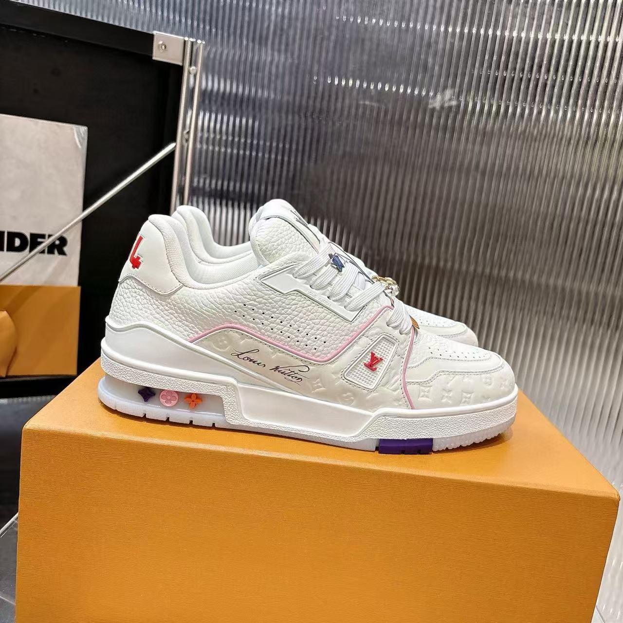 LVの高品質刺繍カジュアルシューズ【50％割引+送料無料】