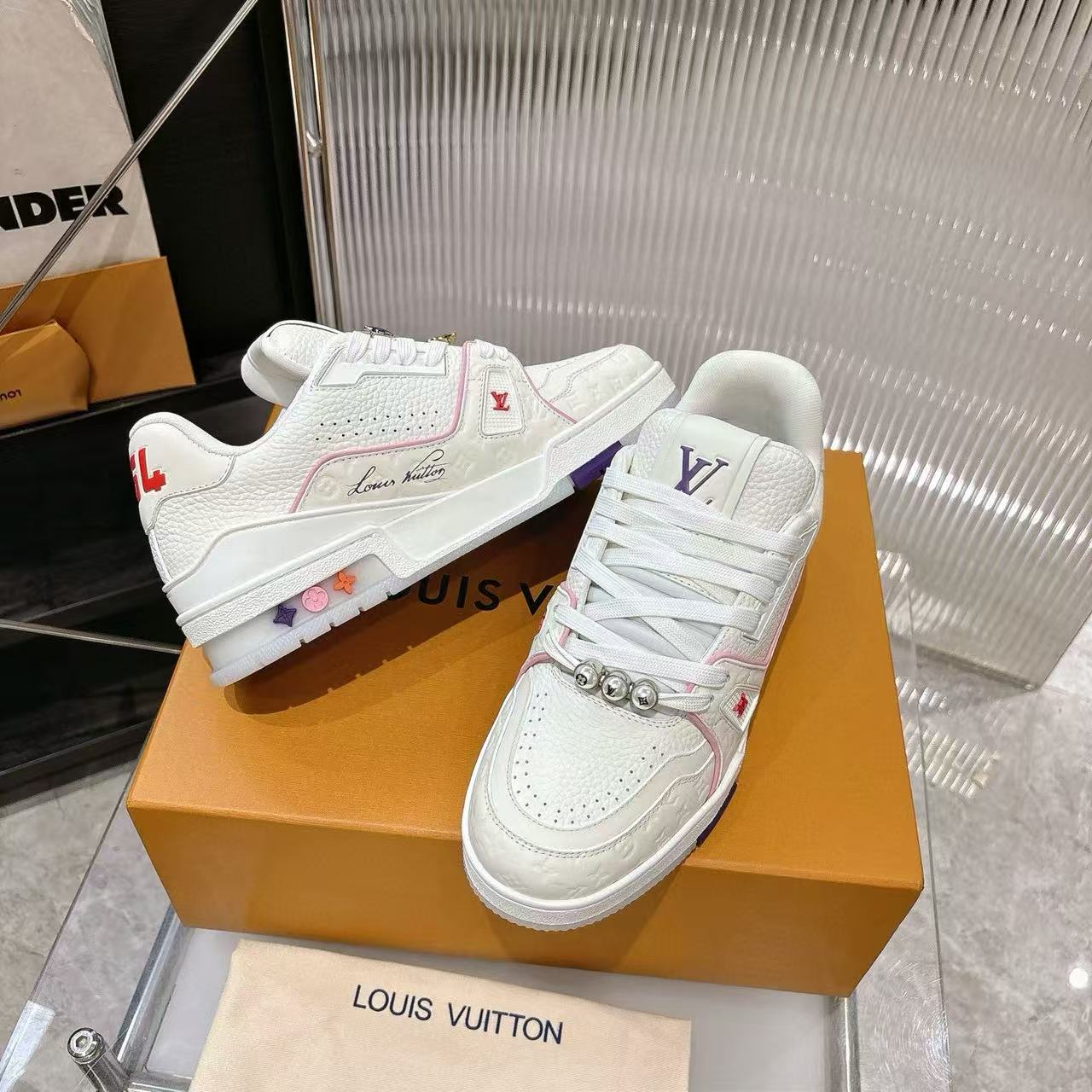 LVの高品質刺繍カジュアルシューズ【50％割引+送料無料】