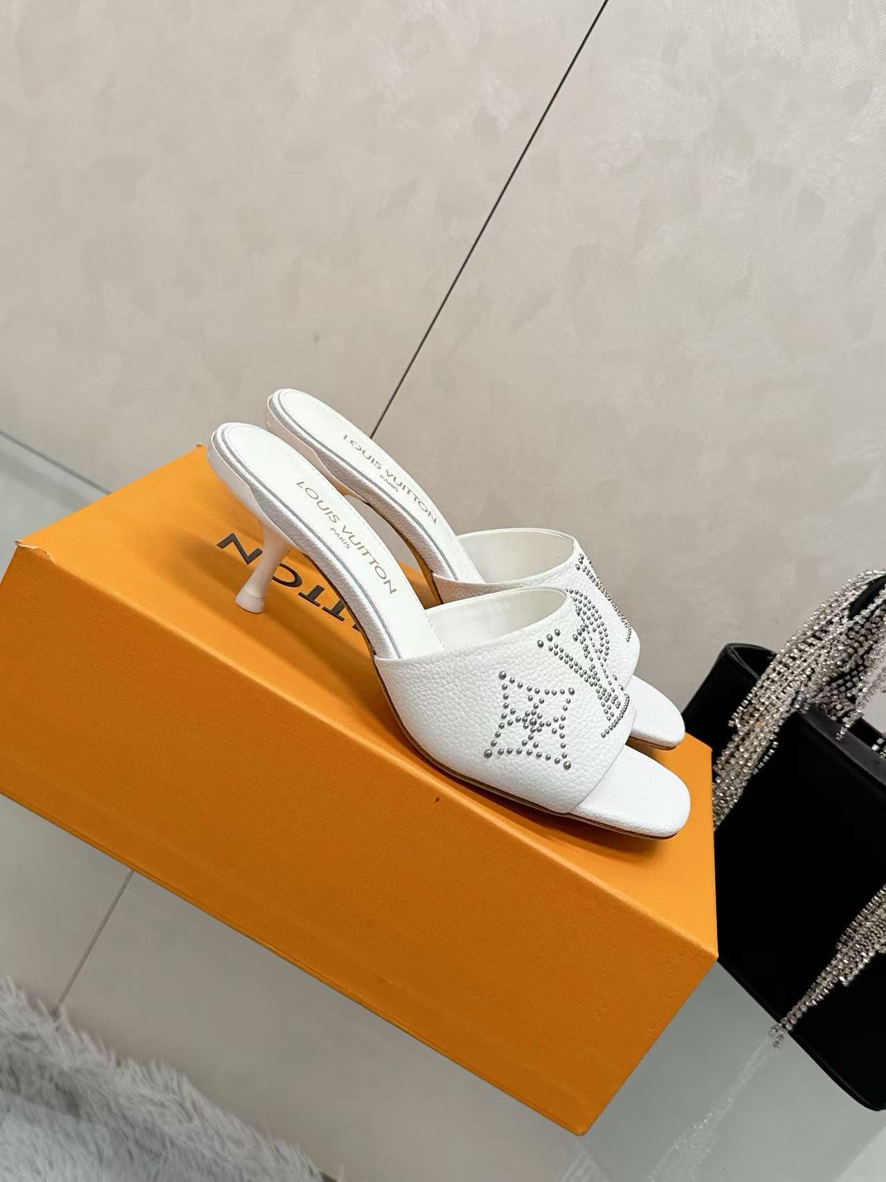 LVの高品質レザーハイヒールスリッパ【50％割引+送料無料】