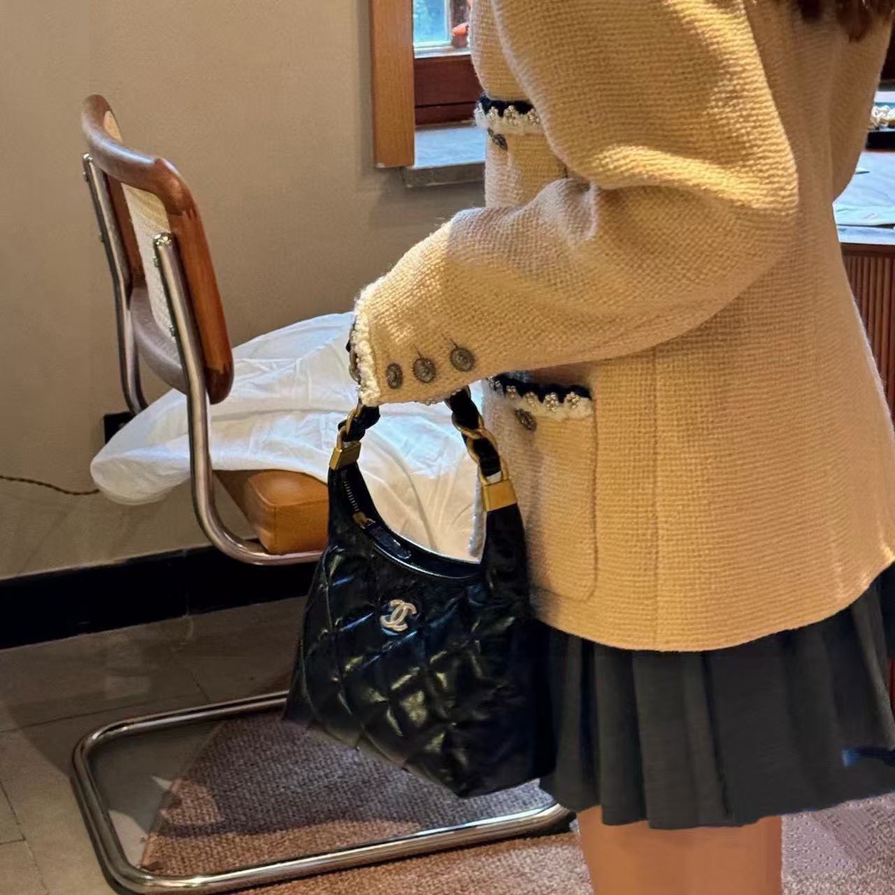 CHANE1 光沢のあるレザーのアンダーアームバッグ【50％割引+送料無料】