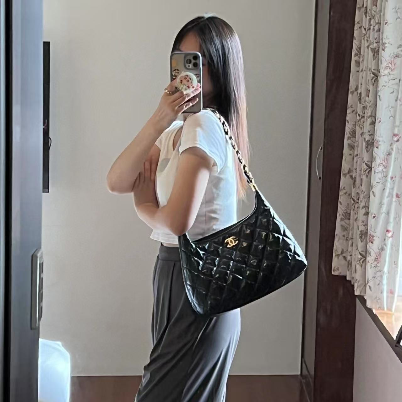 CHANE1 光沢のあるレザーのアンダーアームバッグ【50％割引+送料無料】