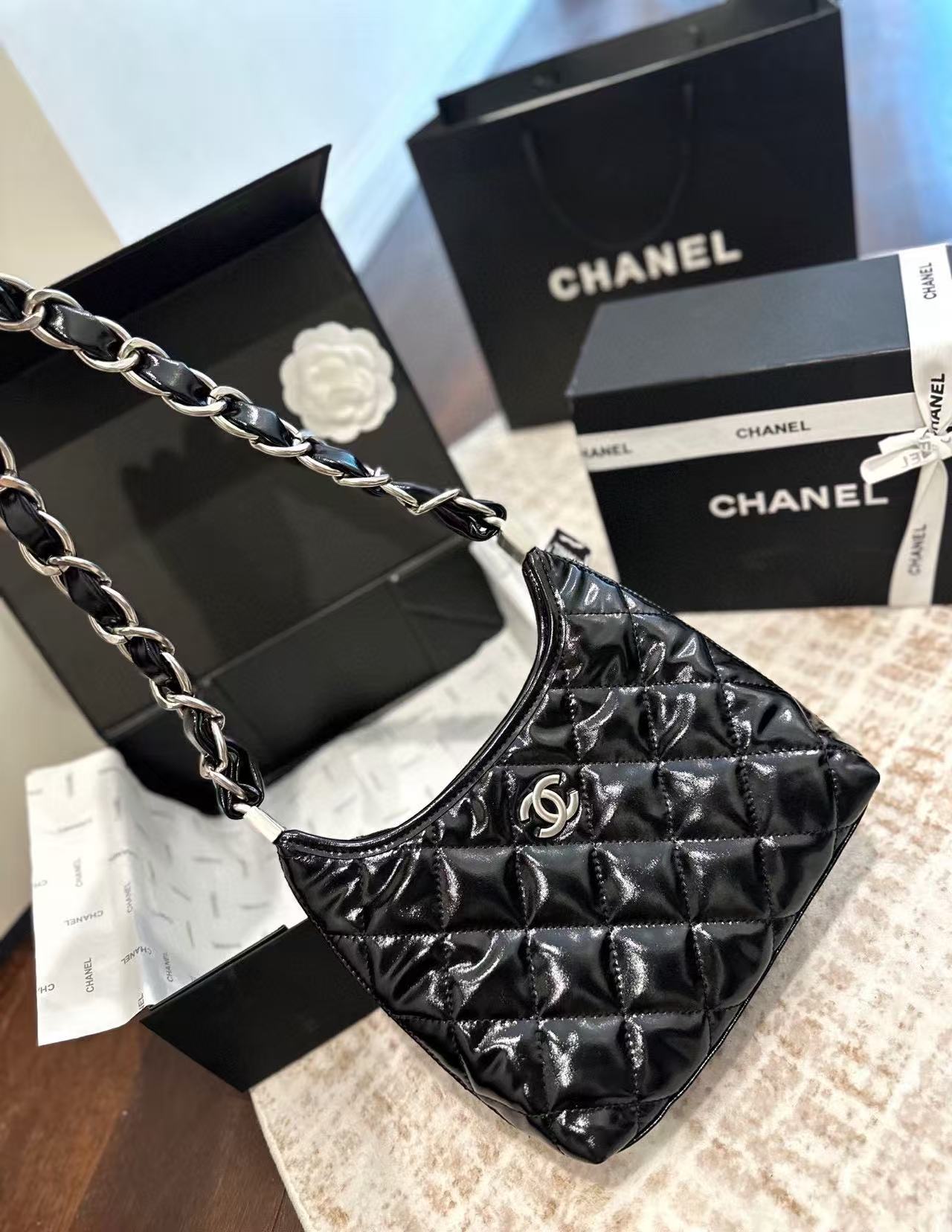 CHANE1 光沢のあるレザーのアンダーアームバッグ【50％割引+送料無料】