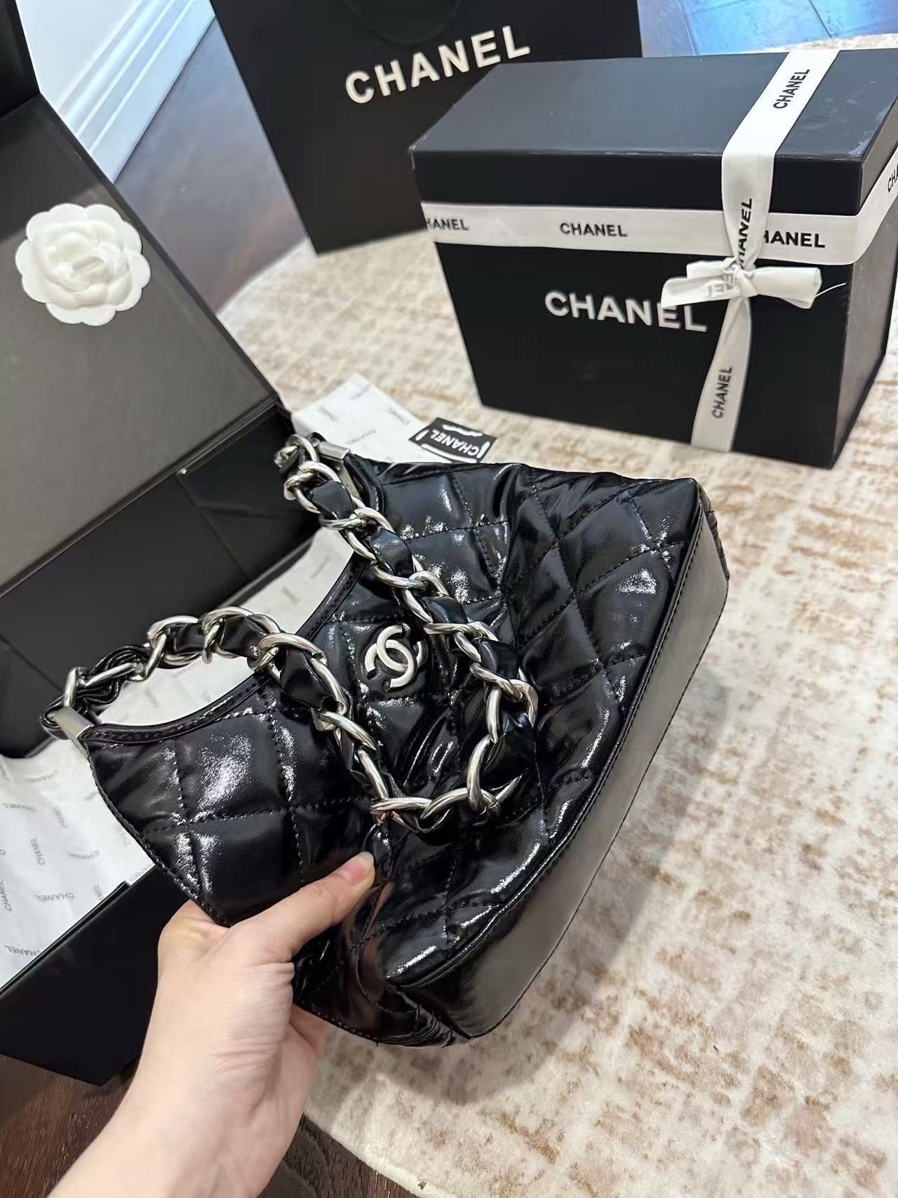 CHANE1 光沢のあるレザーのアンダーアームバッグ【50％割引+送料無料】