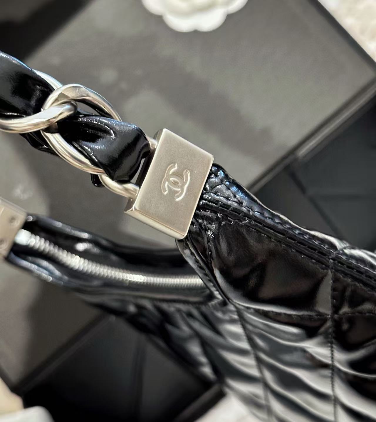 CHANE1 光沢のあるレザーのアンダーアームバッグ【50％割引+送料無料】