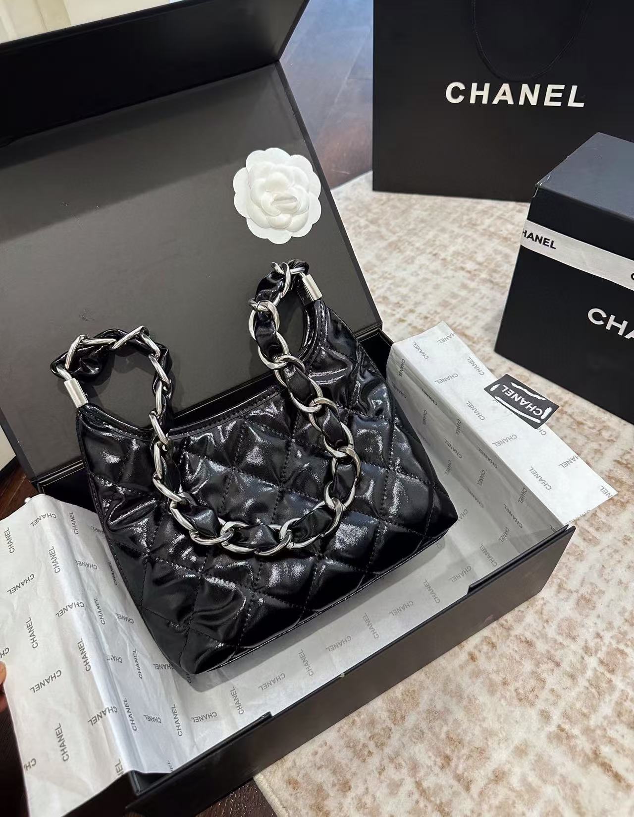 CHANE1 光沢のあるレザーのアンダーアームバッグ【50％割引+送料無料】