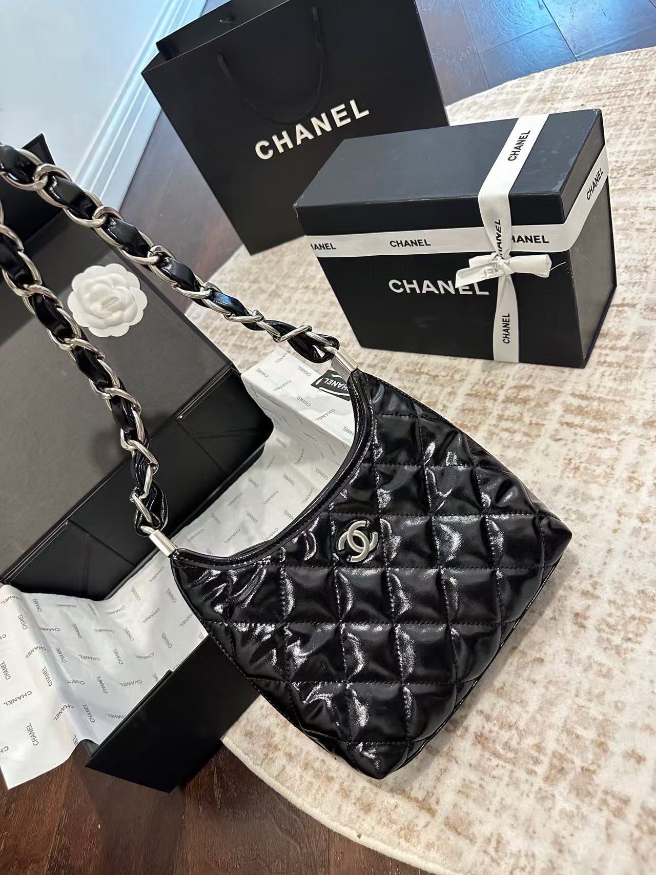 CHANE1 光沢のあるレザーのアンダーアームバッグ【50％割引+送料無料】