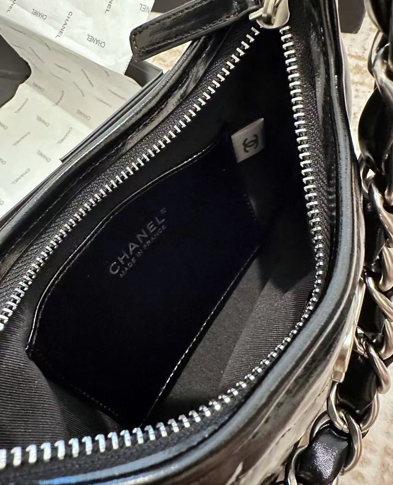 CHANE1 光沢のあるレザーのアンダーアームバッグ【50％割引+送料無料】