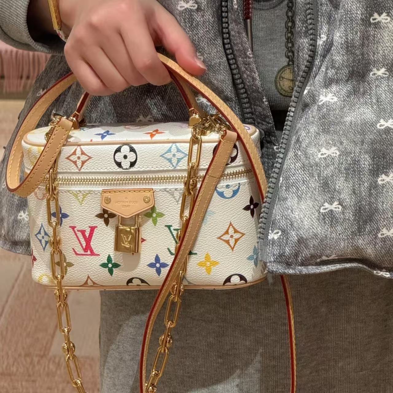 LVプリントのコスメポーチ【50％割引+送料無料】