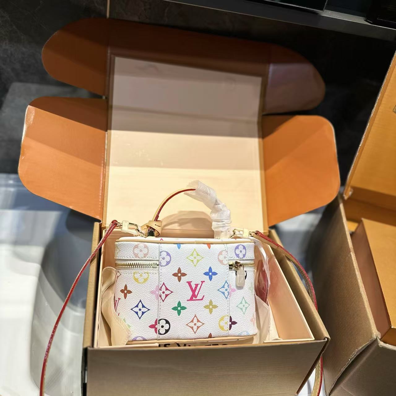 LVプリントのコスメポーチ【50％割引+送料無料】