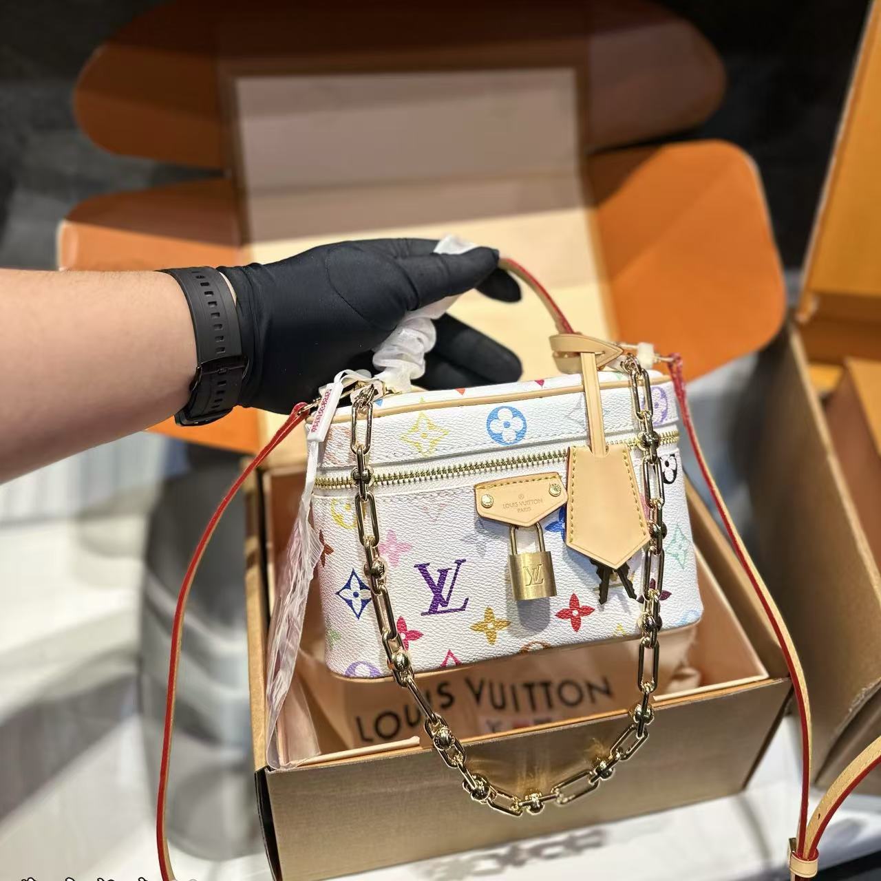 LVプリントのコスメポーチ【50％割引+送料無料】