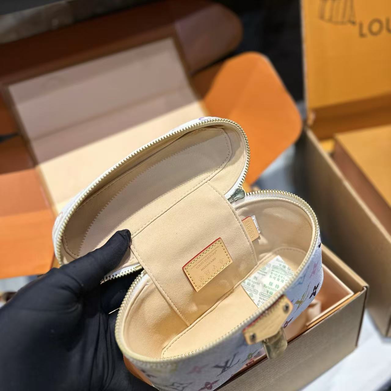 LVプリントのコスメポーチ【50％割引+送料無料】