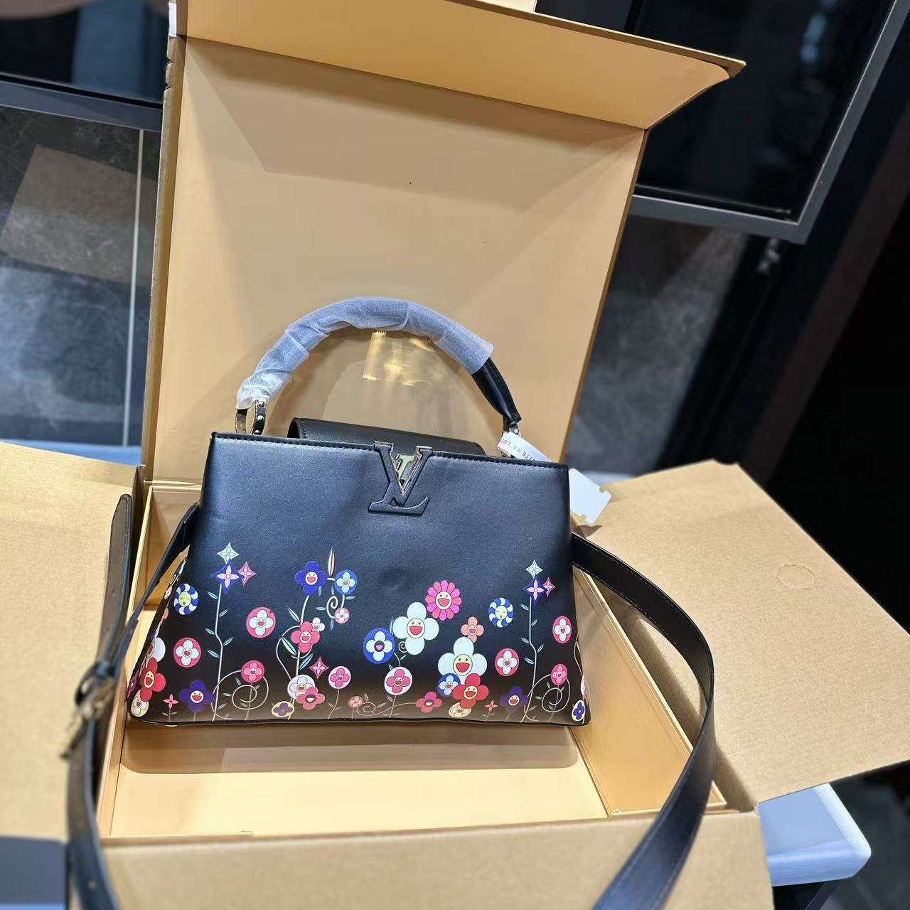 LV Capucines手描きの花柄ハンドバッグ【50％割引+送料無料】