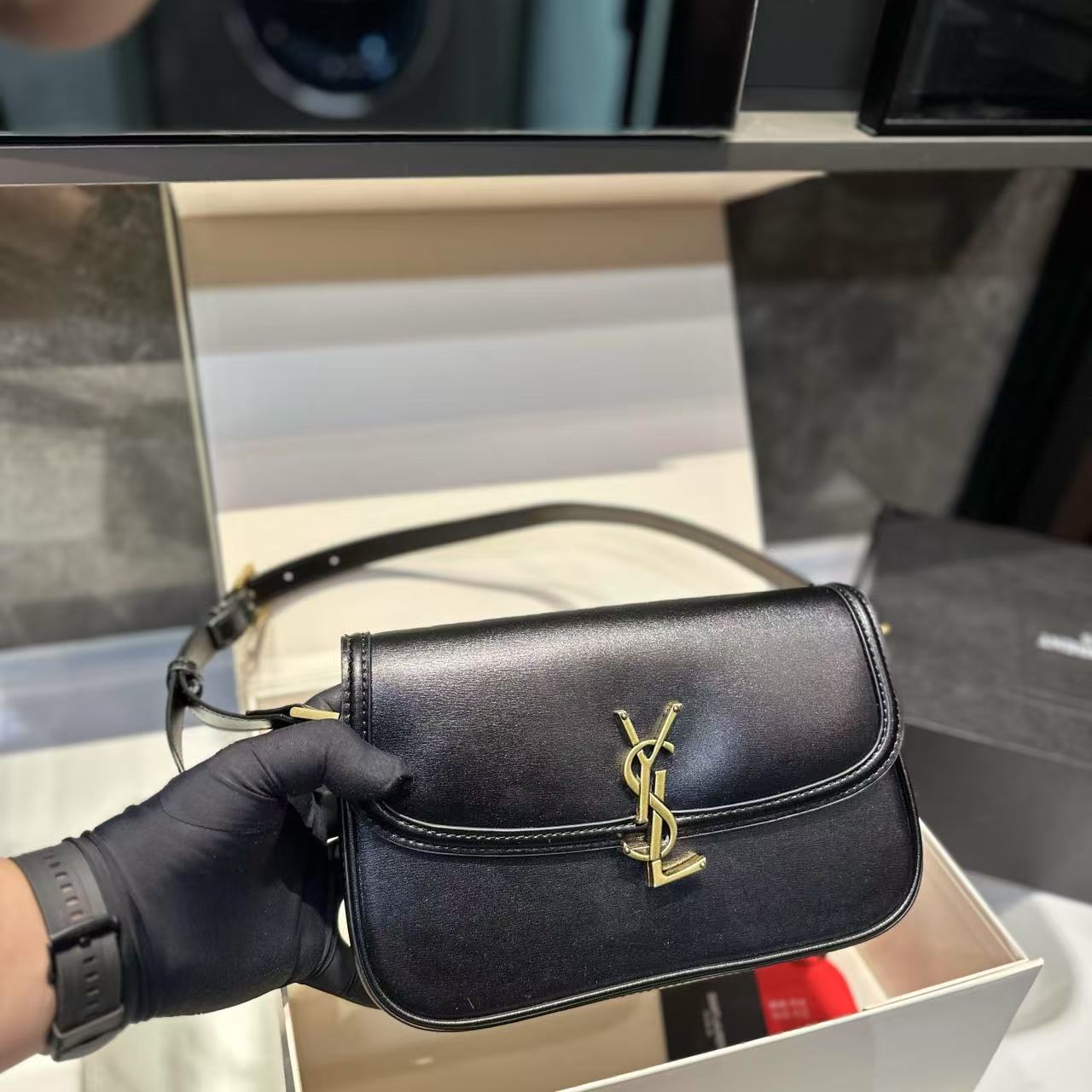 YSLレザーアンダーアームバッグ【50％割引+送料無料】