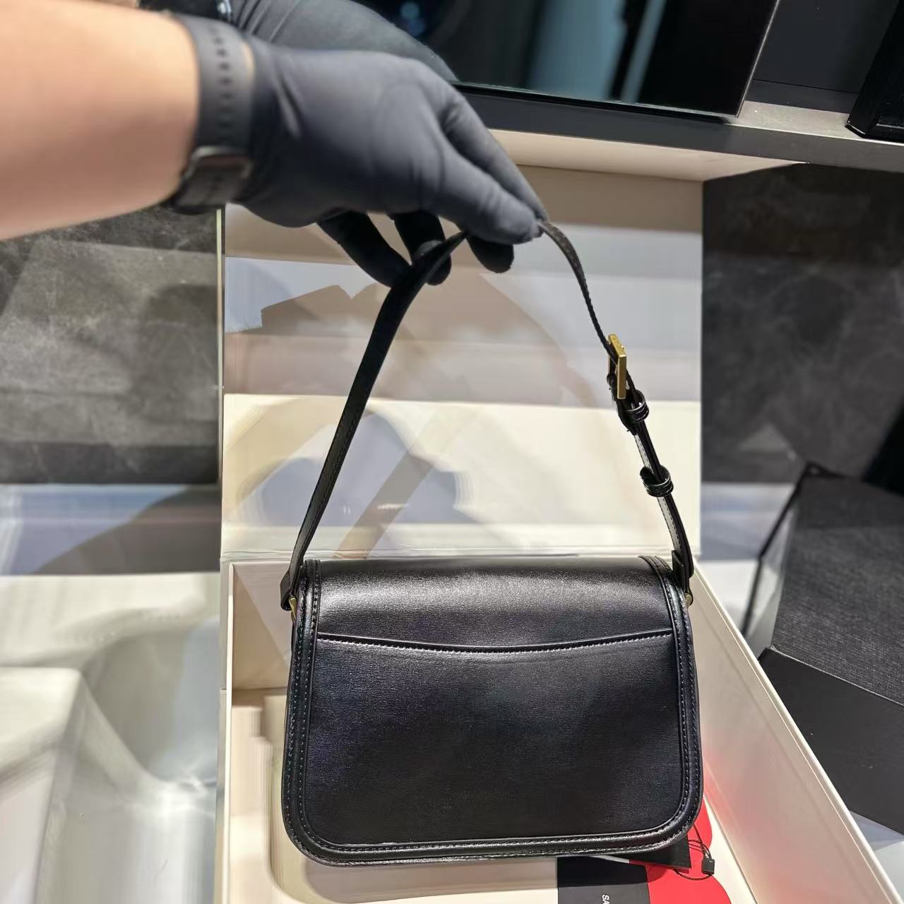 YSLレザーアンダーアームバッグ【50％割引+送料無料】