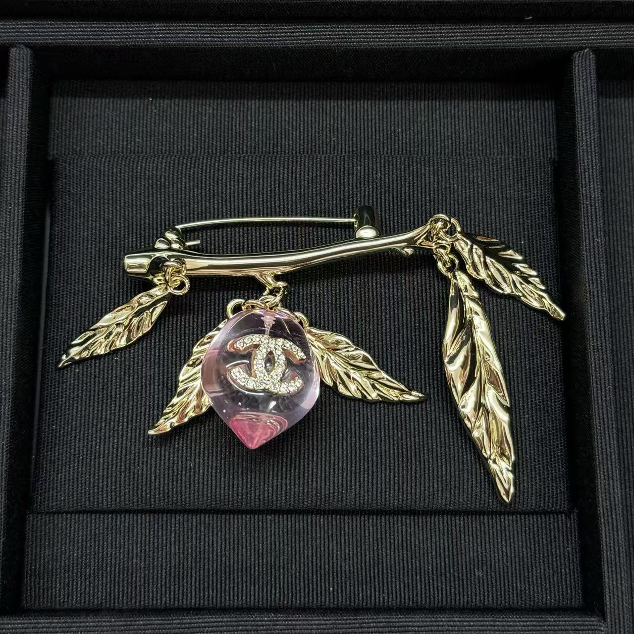 CHANE1 リーフタッセル ダブルC ブローチ【50％割引+送料無料】