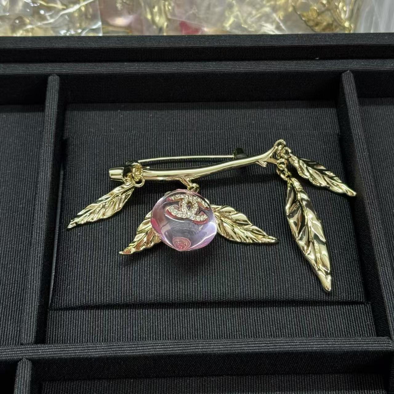 CHANE1 リーフタッセル ダブルC ブローチ【50％割引+送料無料】