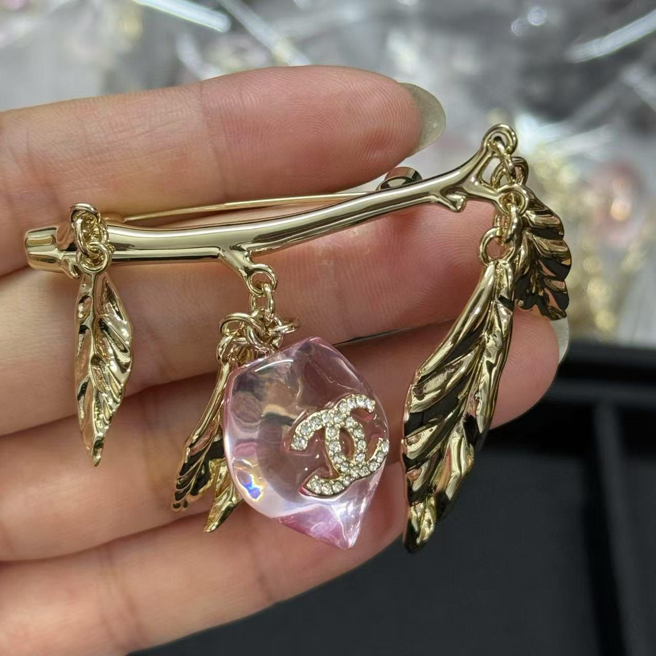 CHANE1 リーフタッセル ダブルC ブローチ【50％割引+送料無料】