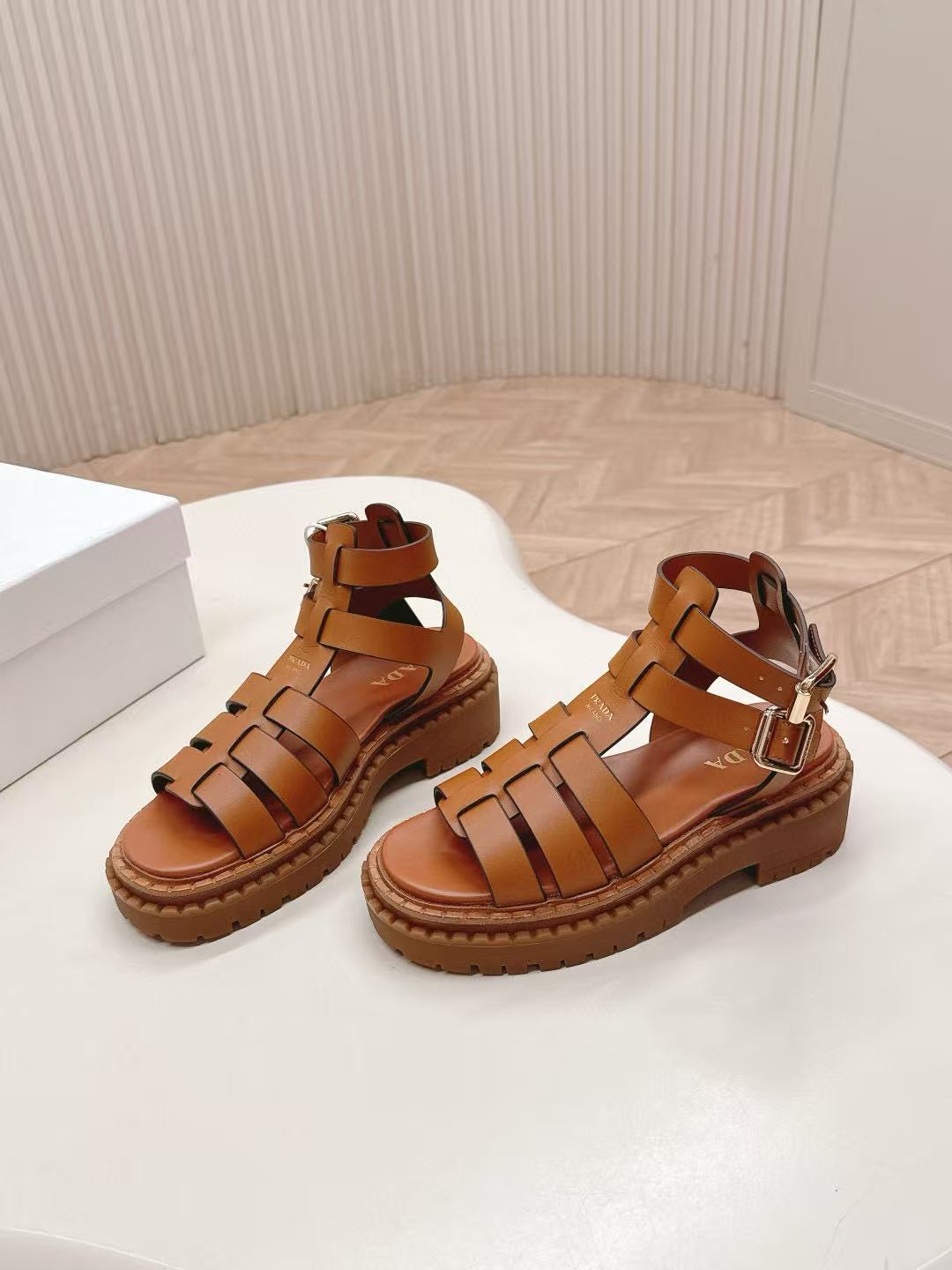 CEL1NEの高品質プラットフォームサンダル【50％割引+送料無料】