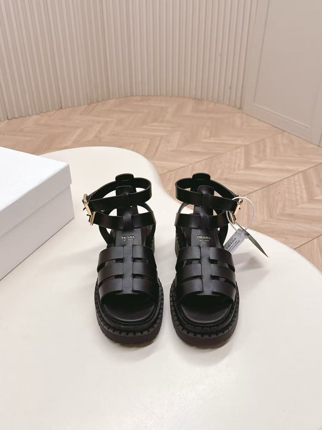 CEL1NEの高品質プラットフォームサンダル【50％割引+送料無料】