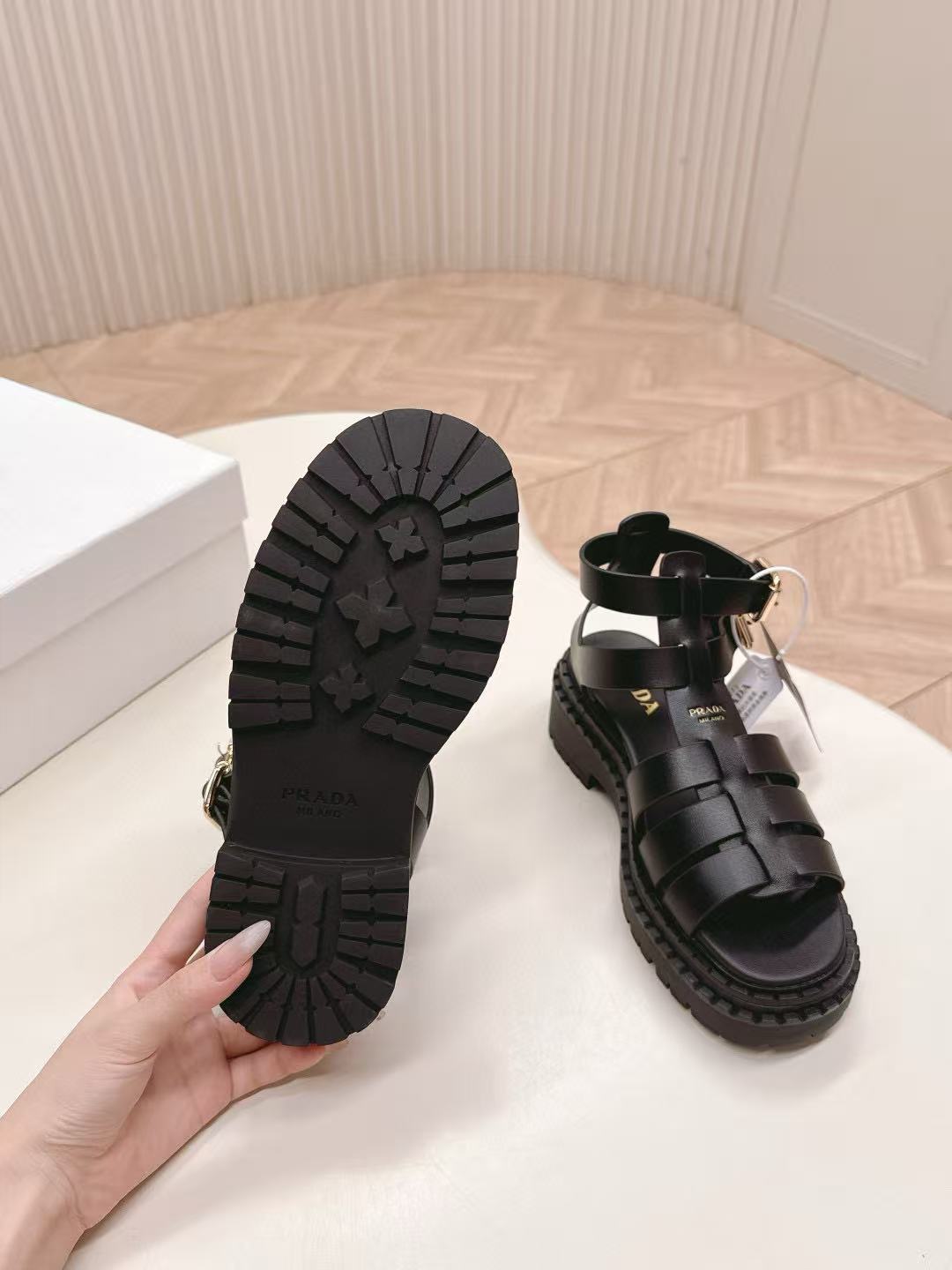 CEL1NEの高品質プラットフォームサンダル【50％割引+送料無料】