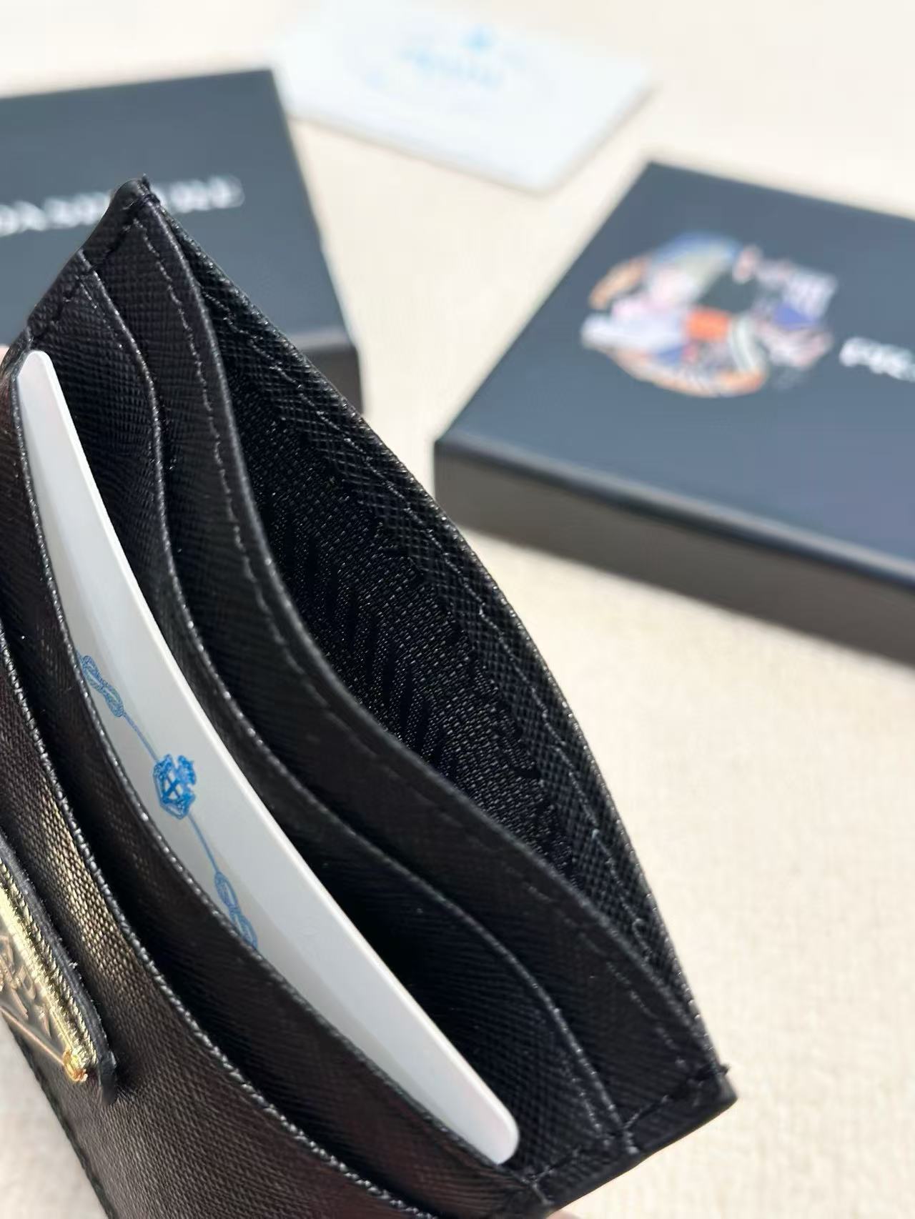 PR4DA トライアングルロゴ カードホルダー【50％割引+送料無料】