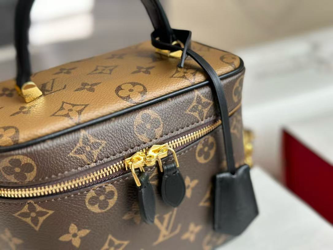 LV老眼用化粧品ケース【50％割引+送料無料】