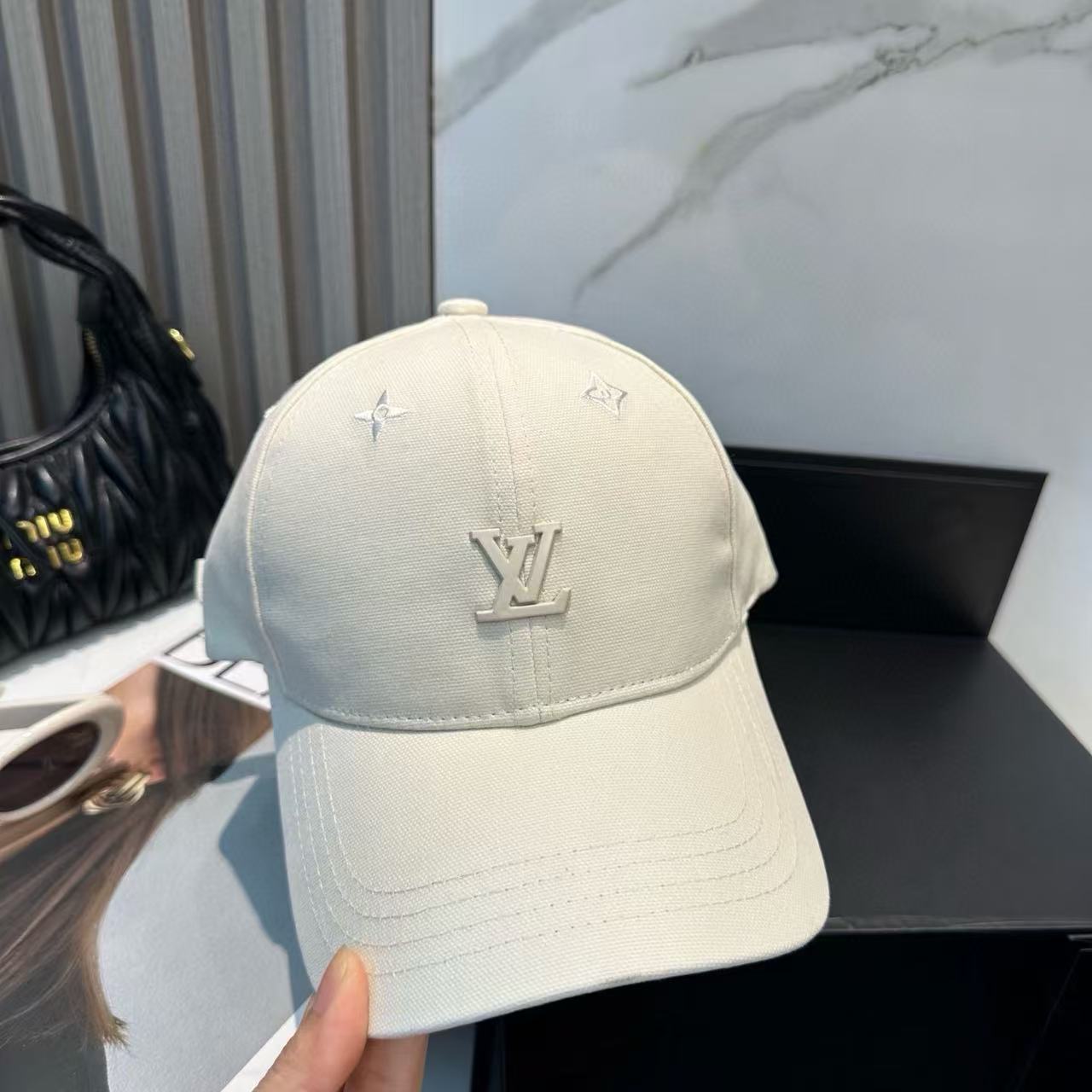 LV刺繍ロゴ入りベースボールキャップ【50％割引+送料無料】