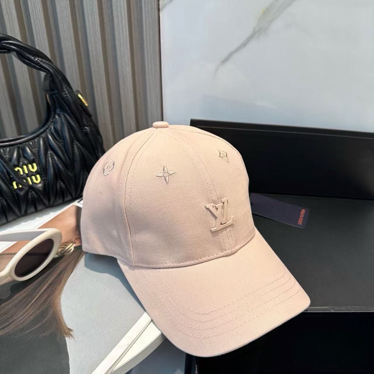 LV刺繍ロゴ入りベースボールキャップ【50％割引+送料無料】