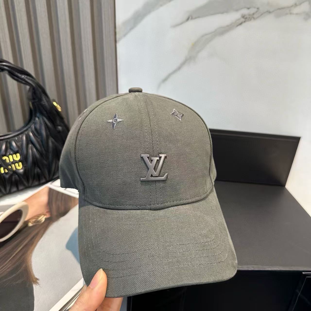 LV刺繍ロゴ入りベースボールキャップ【50％割引+送料無料】