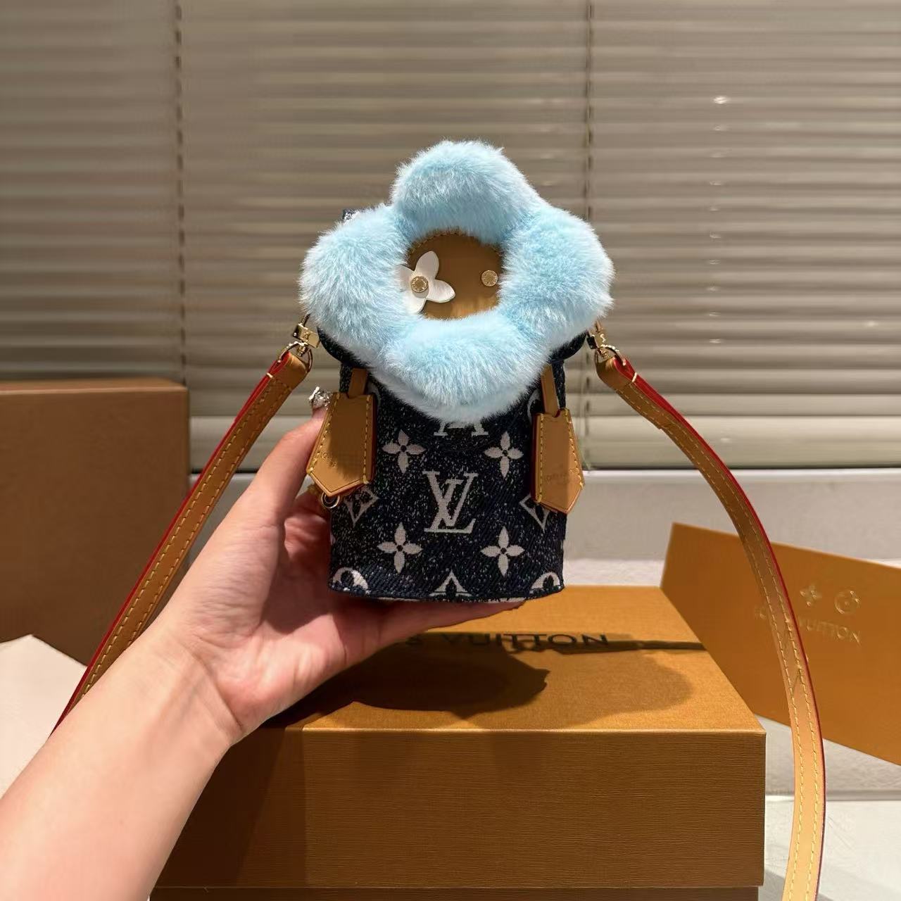 LV 携帯電話バッグ【50％割引+送料無料】