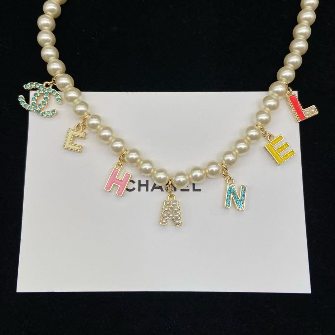 CHANE1 カラフルレターパールネックレス【50％割引+送料無料】