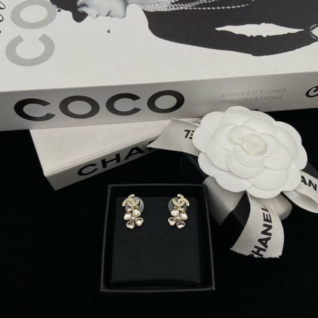 CHANE1 ダブルC 四つ葉のクローバー イヤリング【50％割引+送料無料】