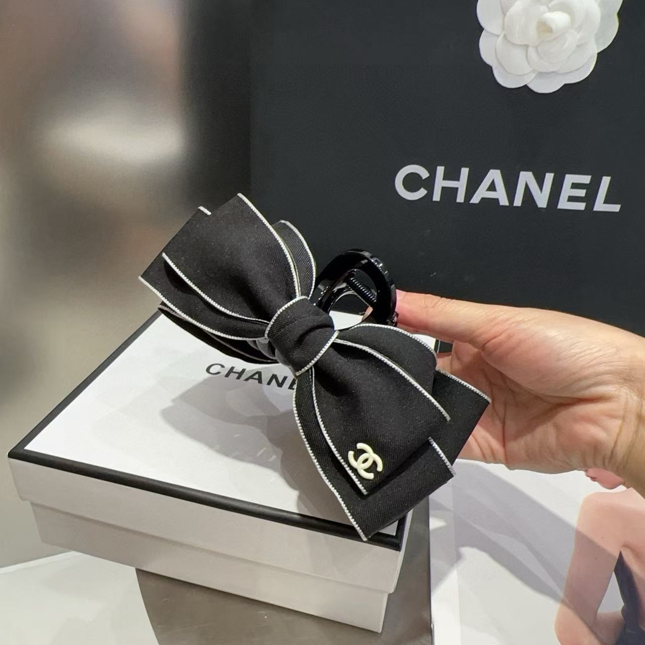 CHANE1 ブラック＆ホワイト ダブルC ヘアピン【50％割引+送料無料】