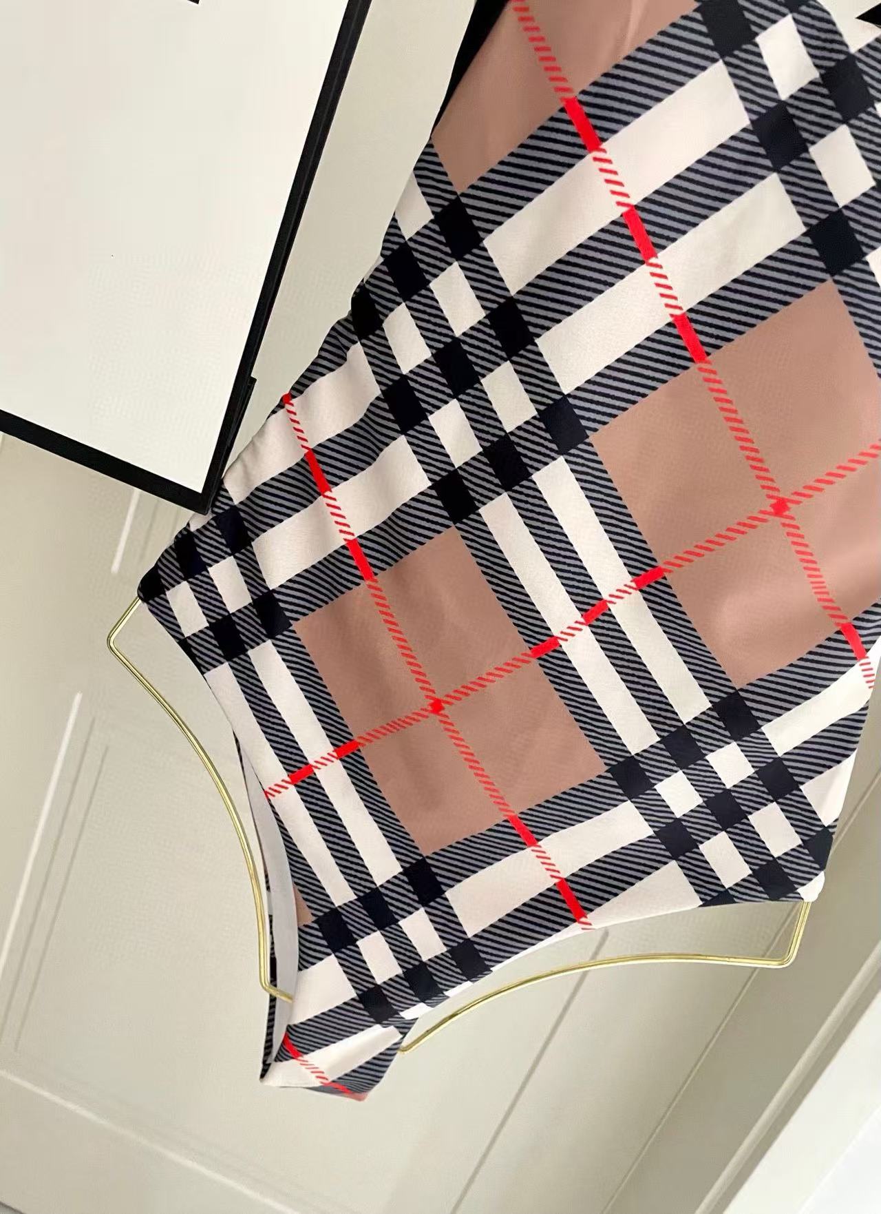 BUR8ERRY チェック柄ワンピース水着【50％割引+送料無料】