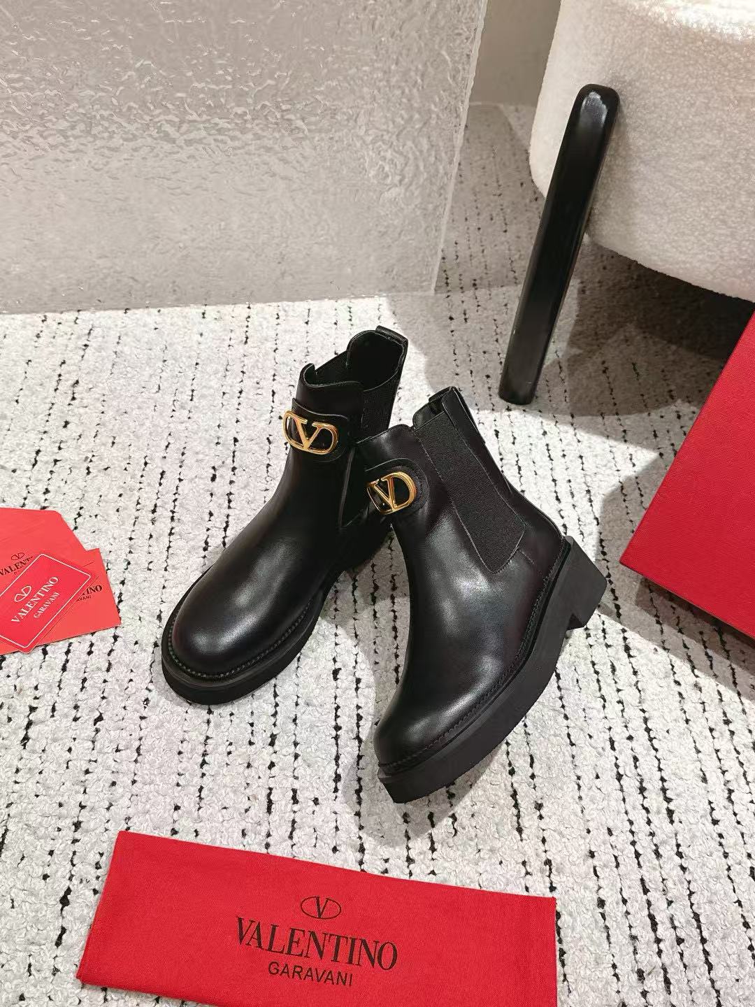 VALENT1NO 高品質メタルVバックルアンクルブーツ【50％割引+送料無料】