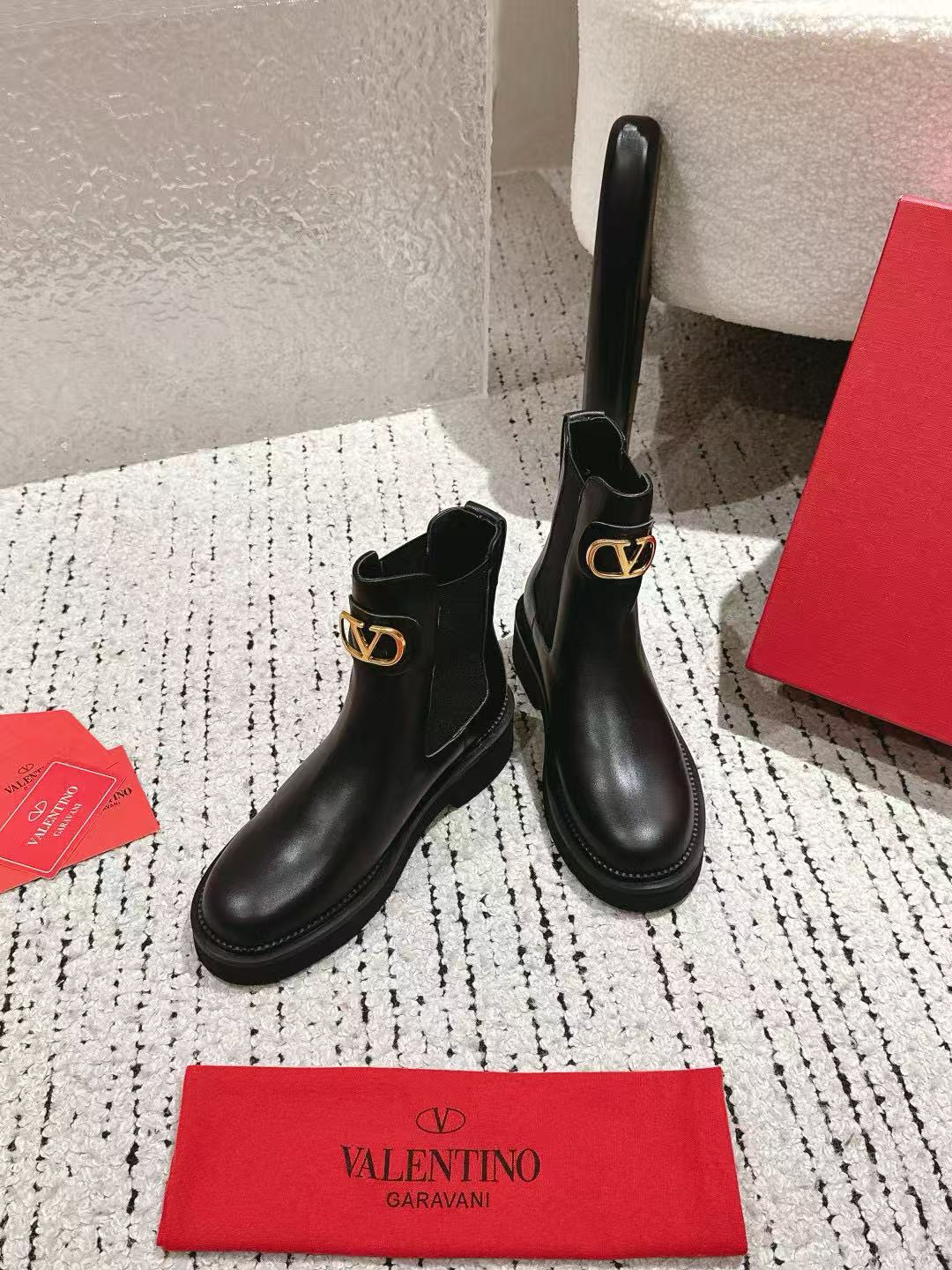 VALENT1NO 高品質メタルVバックルアンクルブーツ【50％割引+送料無料】