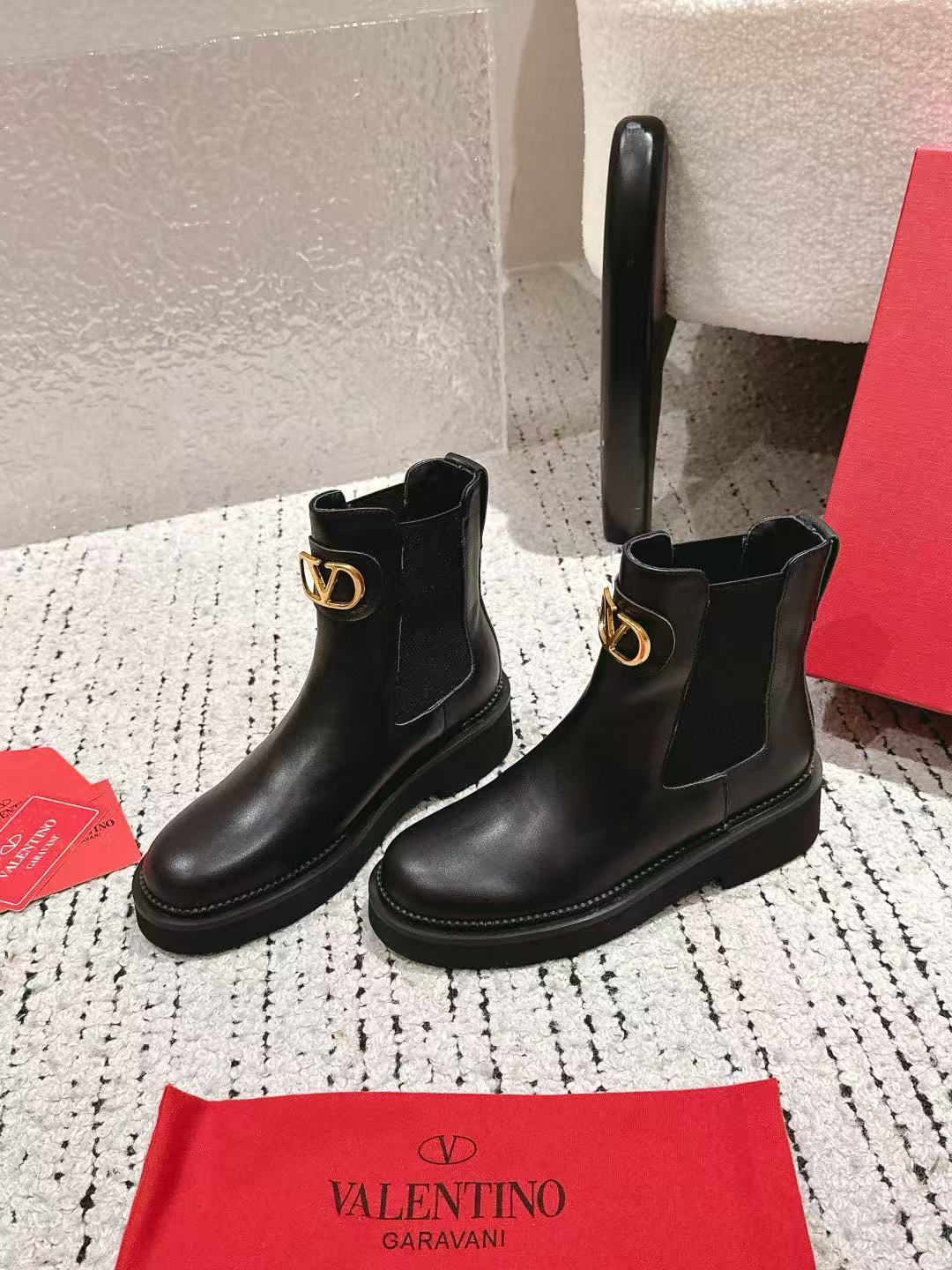 VALENT1NO 高品質メタルVバックルアンクルブーツ【50％割引+送料無料】