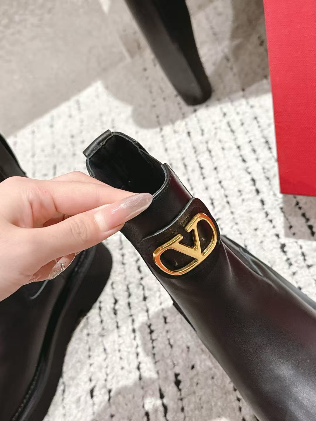 VALENT1NO 高品質メタルVバックルアンクルブーツ【50％割引+送料無料】