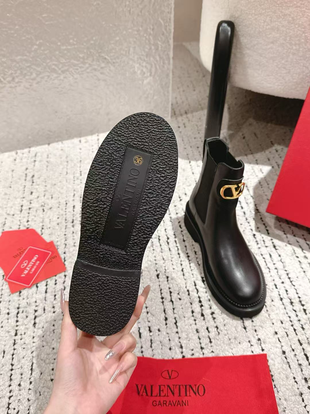 VALENT1NO 高品質メタルVバックルアンクルブーツ【50％割引+送料無料】