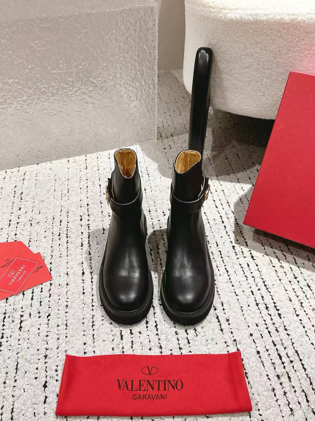 VALENT1NO 高品質サイドメタルVバックルアンクルブーツ【50％割引+送料無料】