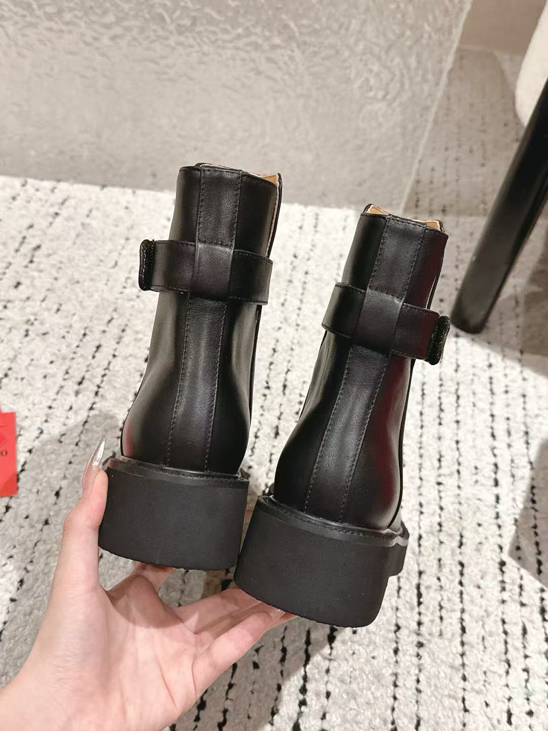 VALENT1NO 高品質サイドメタルVバックルアンクルブーツ【50％割引+送料無料】