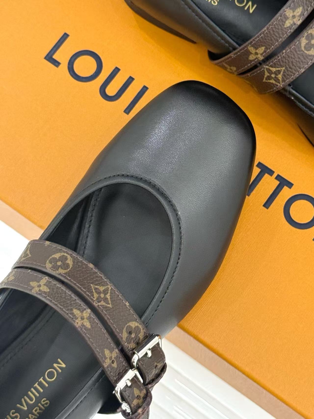 LVの高品質レザーフラットシューズ【50％割引+送料無料】