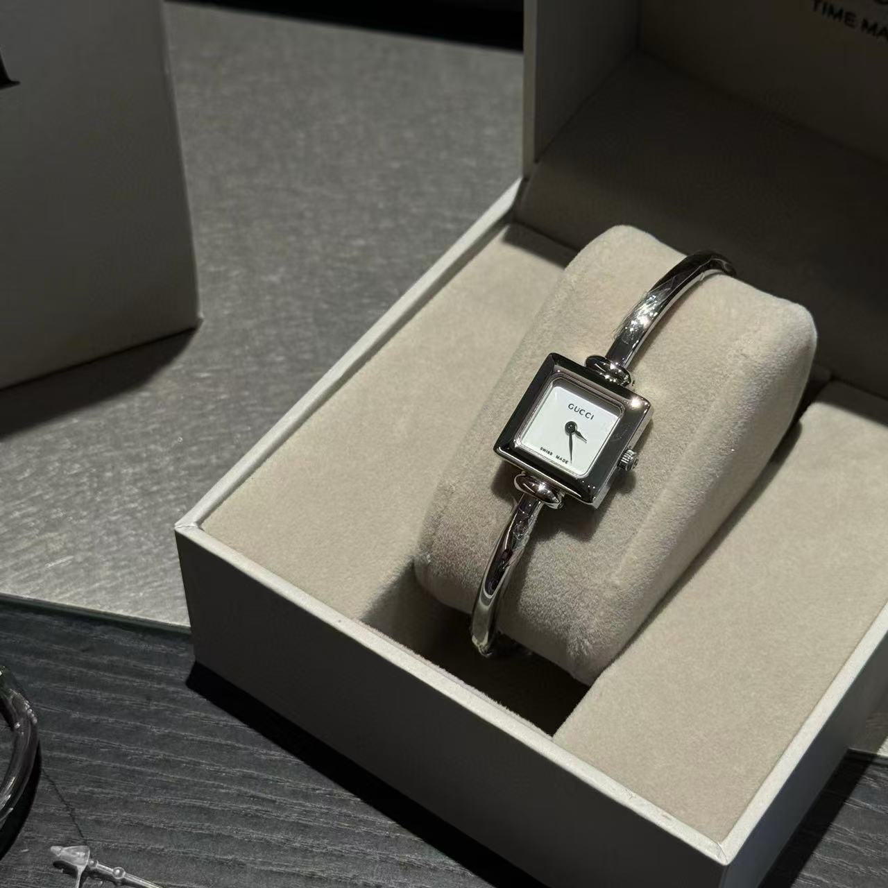 GUCC1 マザーオブパール スクエアディスクブレスレットウォッチ【50％割引+送料無料】